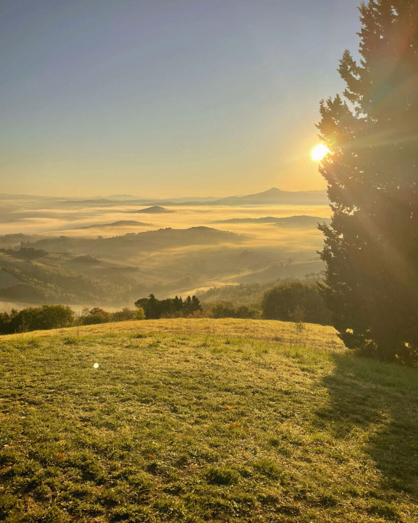 Paesaggio con colline e nebbia nella Tenuta Carpoli vicino alla costa toscana
