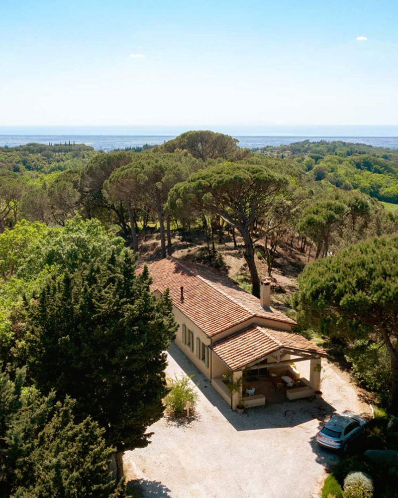 Casale della Tenuta Carpoli immerso nella campagna della Costa Toscana